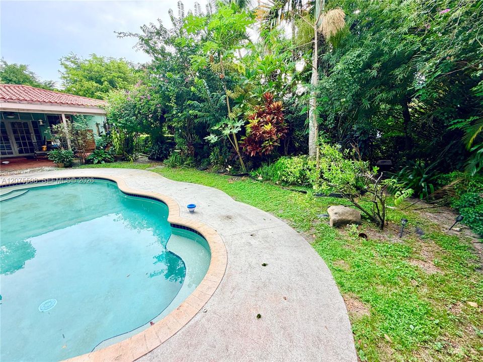 Active With Contract: $900,000 (3 beds, 2 baths, 2359 Square Feet)