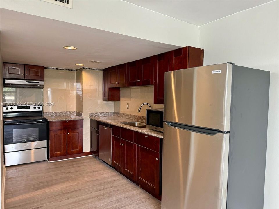 For Rent: $2,190 (2 beds, 2 baths, 909 Square Feet)
