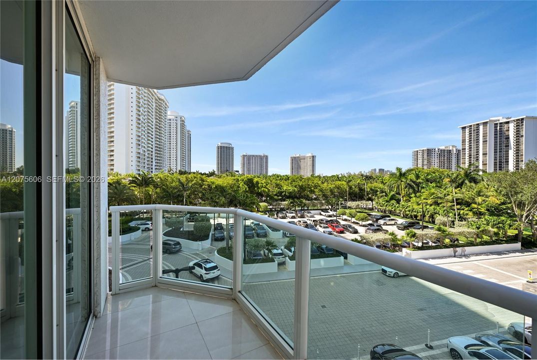For Sale: $2,099,000 (3 beds, 3 baths, 3073 Square Feet)