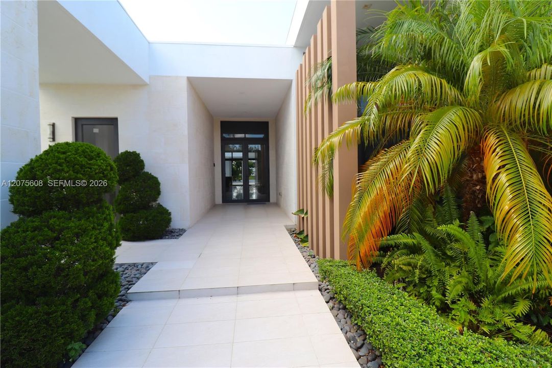 For Sale: $3,149,000 (6 beds, 7 baths, 5184 Square Feet)