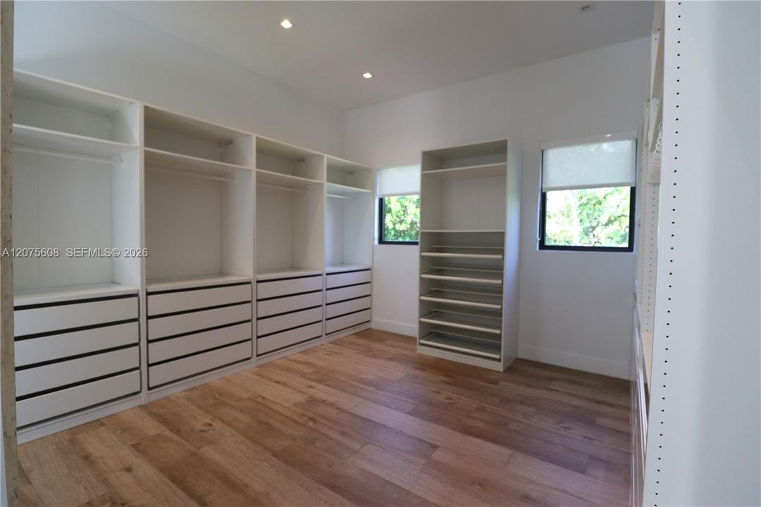 For Sale: $3,149,000 (6 beds, 7 baths, 5184 Square Feet)