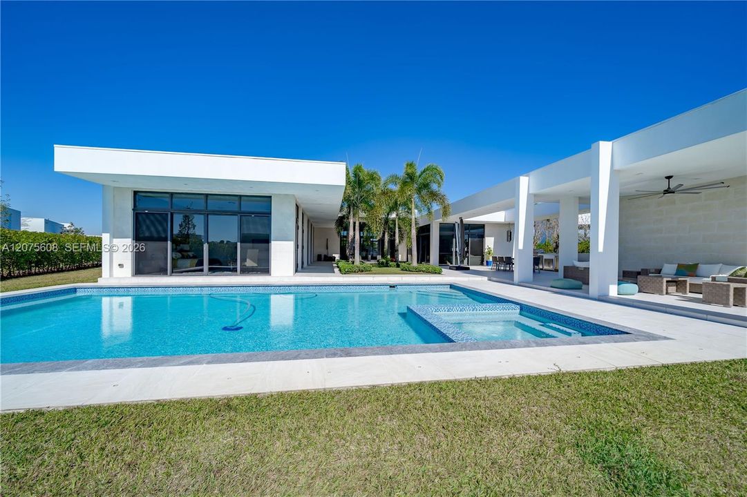 For Sale: $3,149,000 (6 beds, 7 baths, 5184 Square Feet)