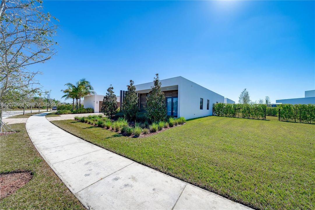 For Sale: $3,149,000 (6 beds, 7 baths, 5184 Square Feet)