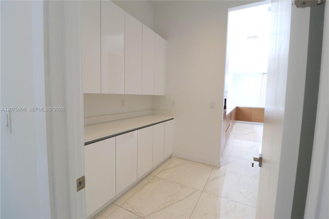 For Sale: $3,149,000 (6 beds, 7 baths, 5184 Square Feet)