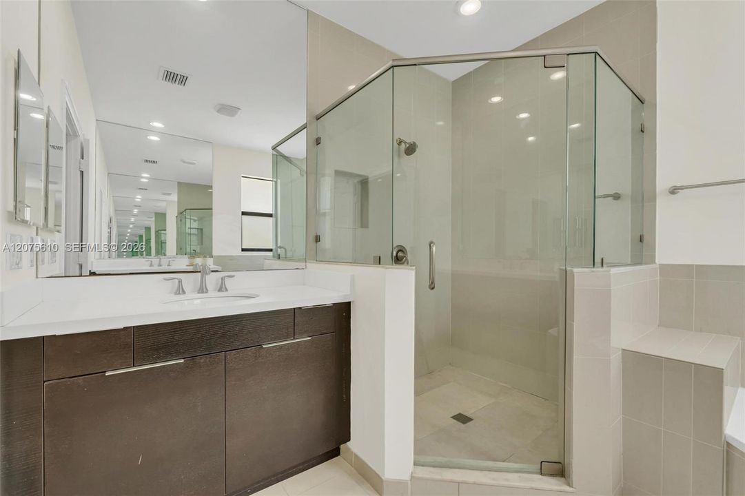 En Venta: $1,075,000 (5 camas, 4 baños, 2992 Pies cuadrados)