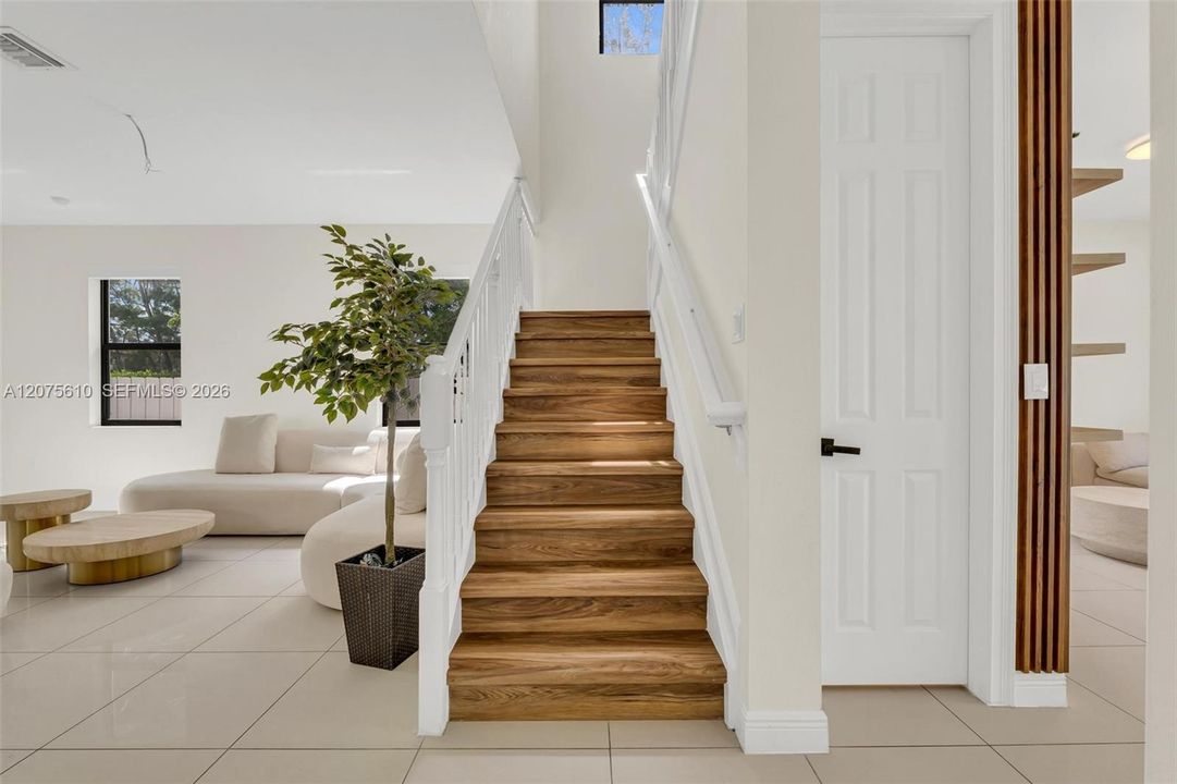 En Venta: $1,075,000 (5 camas, 4 baños, 2992 Pies cuadrados)