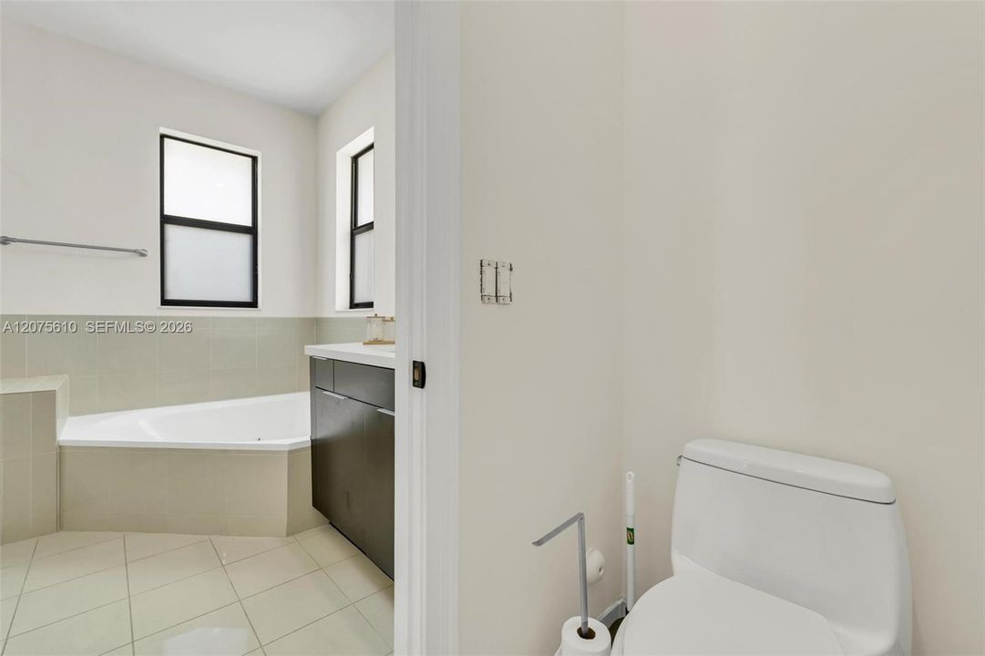 En Venta: $1,075,000 (5 camas, 4 baños, 2992 Pies cuadrados)
