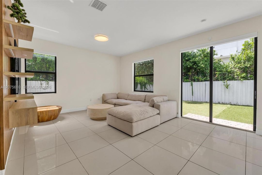 En Venta: $1,075,000 (5 camas, 4 baños, 2992 Pies cuadrados)