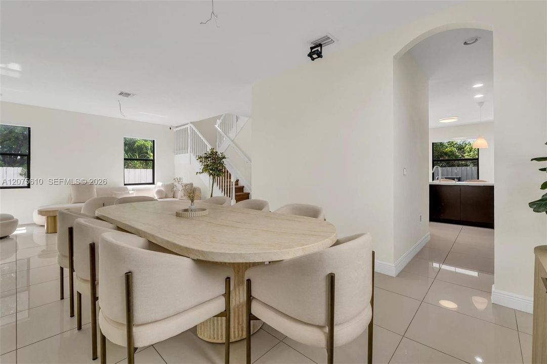 En Venta: $1,075,000 (5 camas, 4 baños, 2992 Pies cuadrados)