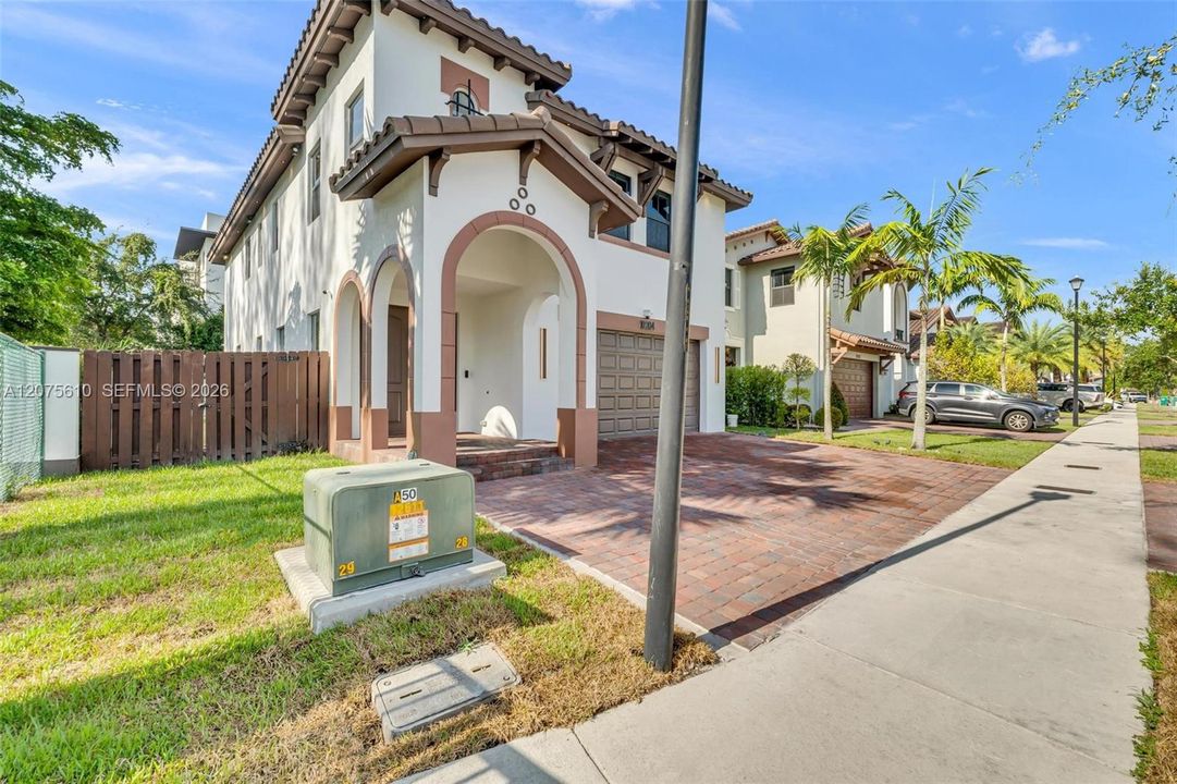 En Venta: $1,075,000 (5 camas, 4 baños, 2992 Pies cuadrados)