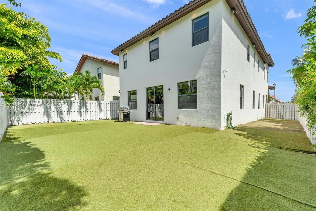 En Venta: $1,075,000 (5 camas, 4 baños, 2992 Pies cuadrados)