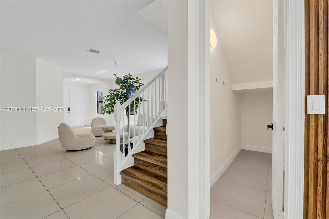 En Venta: $1,075,000 (5 camas, 4 baños, 2992 Pies cuadrados)