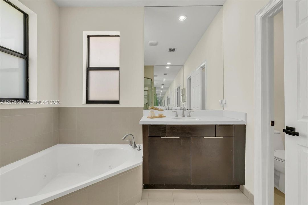 En Venta: $1,075,000 (5 camas, 4 baños, 2992 Pies cuadrados)