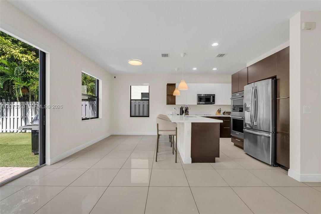 En Venta: $1,075,000 (5 camas, 4 baños, 2992 Pies cuadrados)