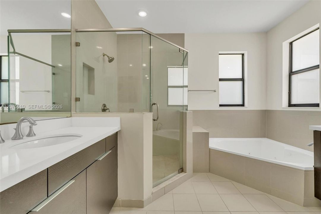 En Venta: $1,075,000 (5 camas, 4 baños, 2992 Pies cuadrados)