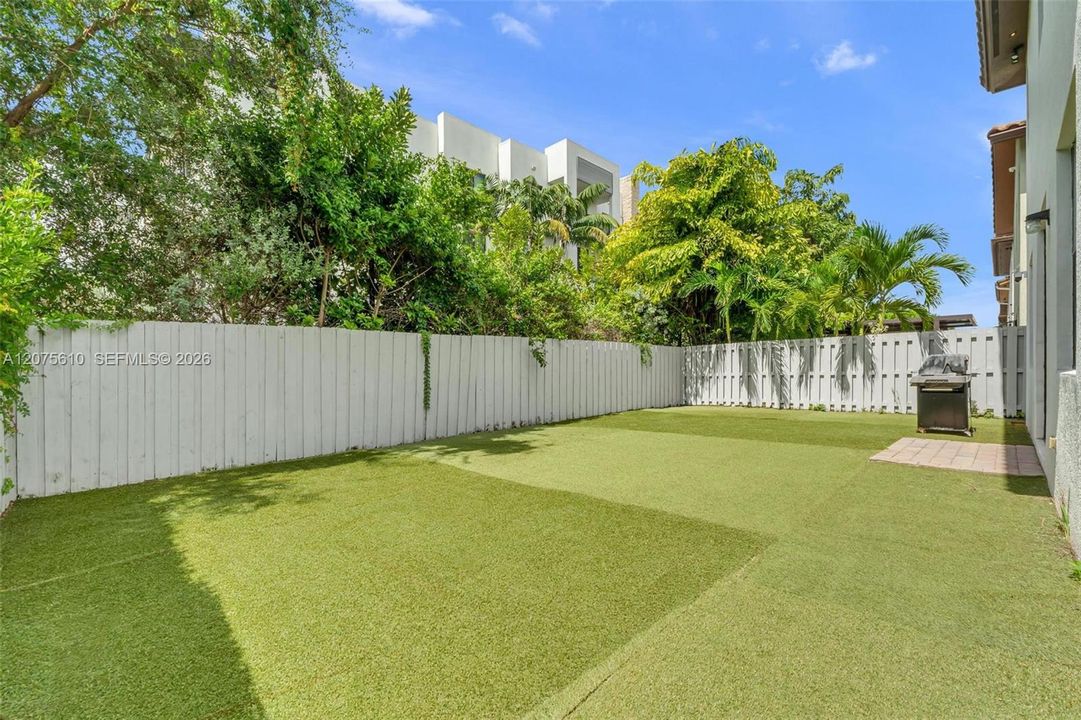 En Venta: $1,075,000 (5 camas, 4 baños, 2992 Pies cuadrados)