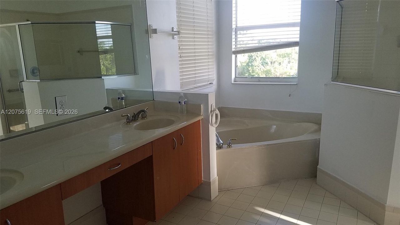 En Renta: $5,000 (5 camas, 3 baños, 3129 Pies cuadrados)