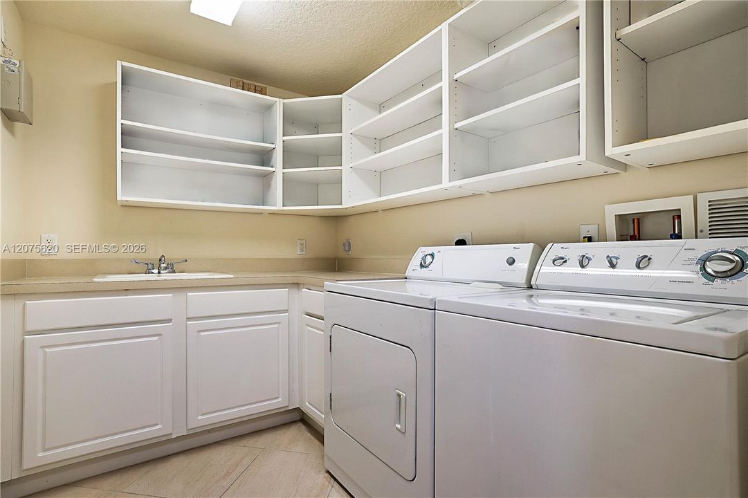 For Sale: $359,900 (3 beds, 3 baths, 1720 Square Feet)