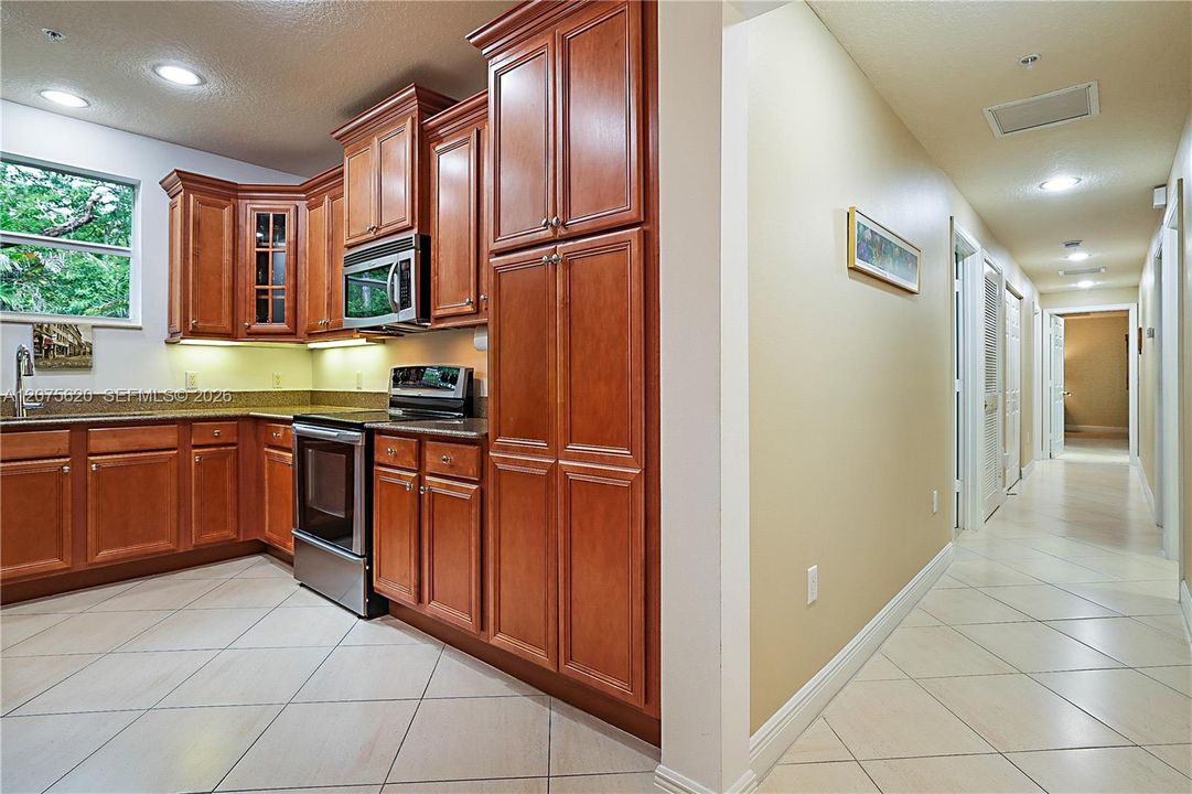 For Sale: $359,900 (3 beds, 3 baths, 1720 Square Feet)