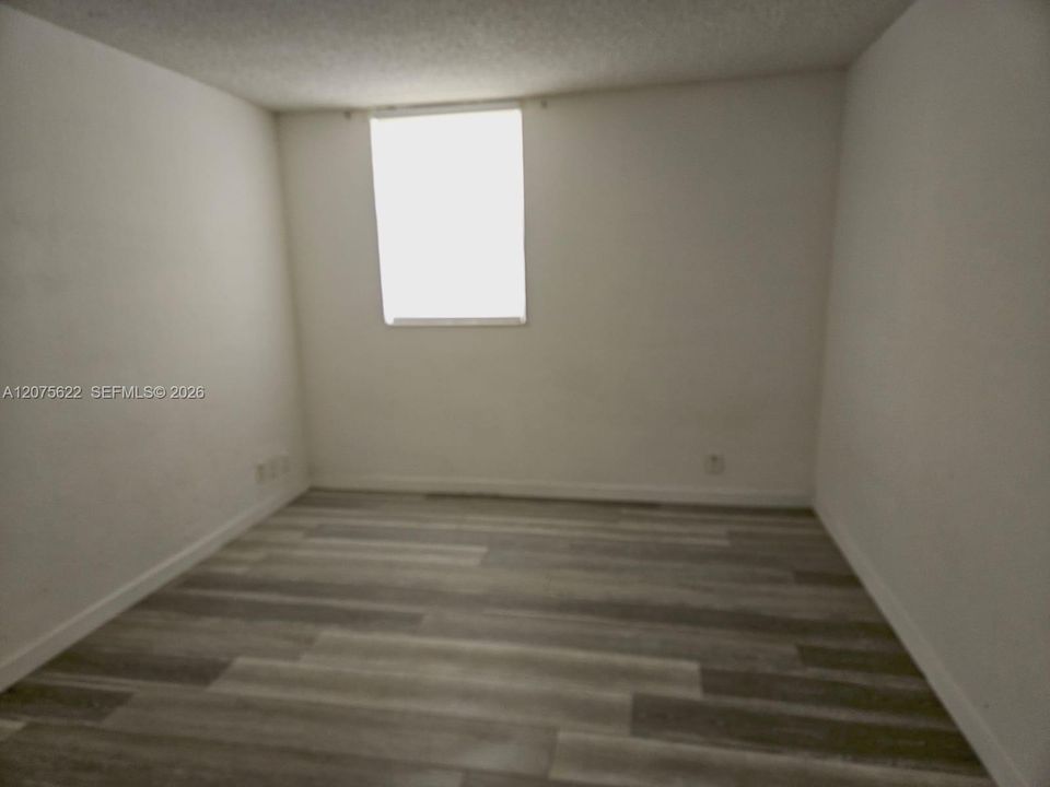 For Sale: $189,900 (1 beds, 1 baths, 605 Square Feet)