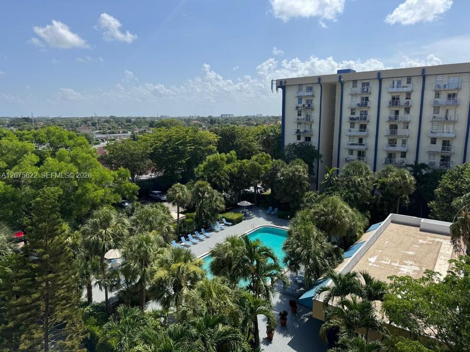 For Sale: $189,900 (1 beds, 1 baths, 605 Square Feet)