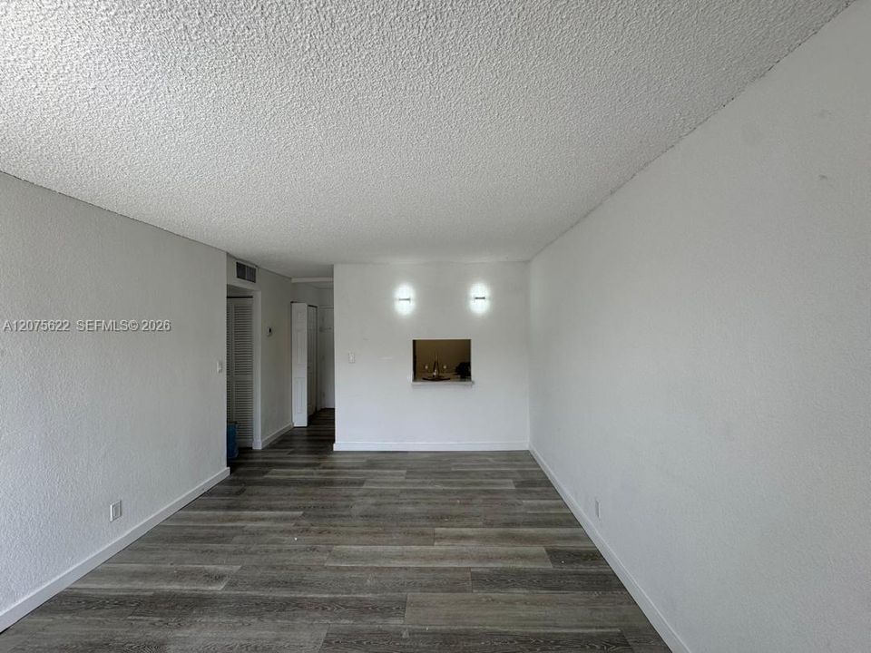 For Sale: $189,900 (1 beds, 1 baths, 605 Square Feet)