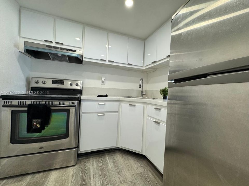 For Sale: $189,900 (1 beds, 1 baths, 605 Square Feet)