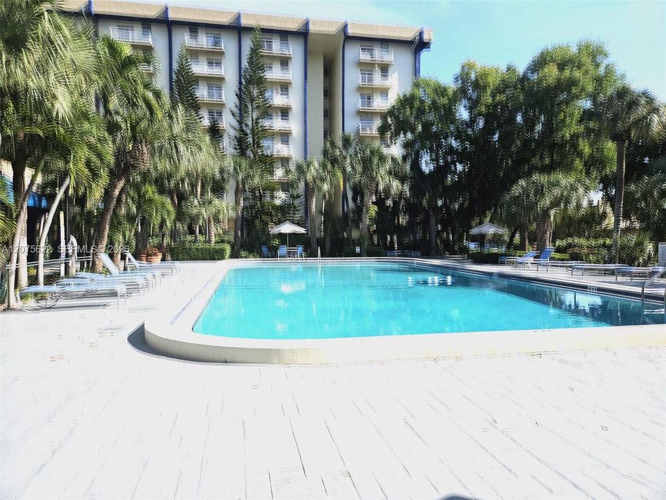 For Sale: $189,900 (1 beds, 1 baths, 605 Square Feet)