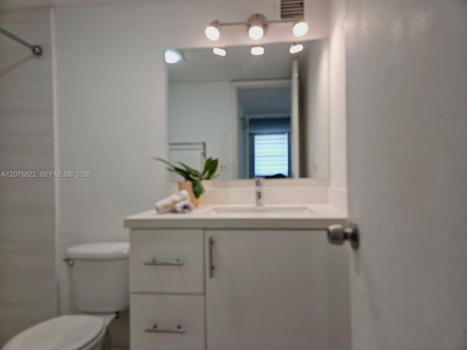 For Sale: $189,900 (1 beds, 1 baths, 605 Square Feet)