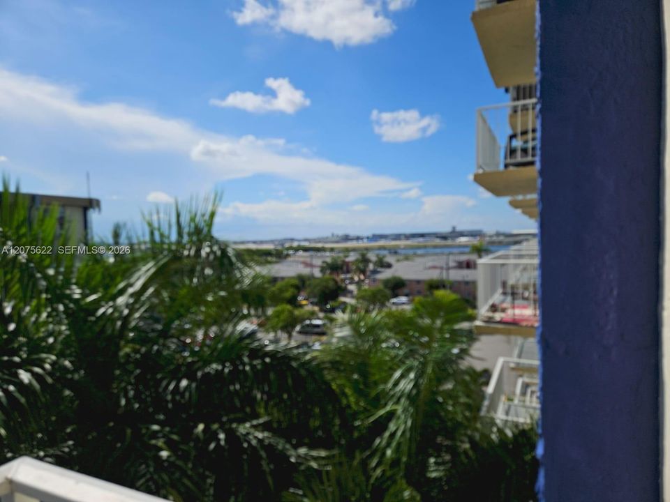 For Sale: $189,900 (1 beds, 1 baths, 605 Square Feet)