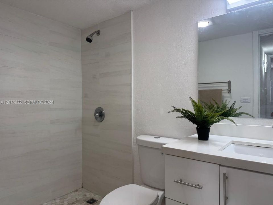 For Sale: $189,900 (1 beds, 1 baths, 605 Square Feet)