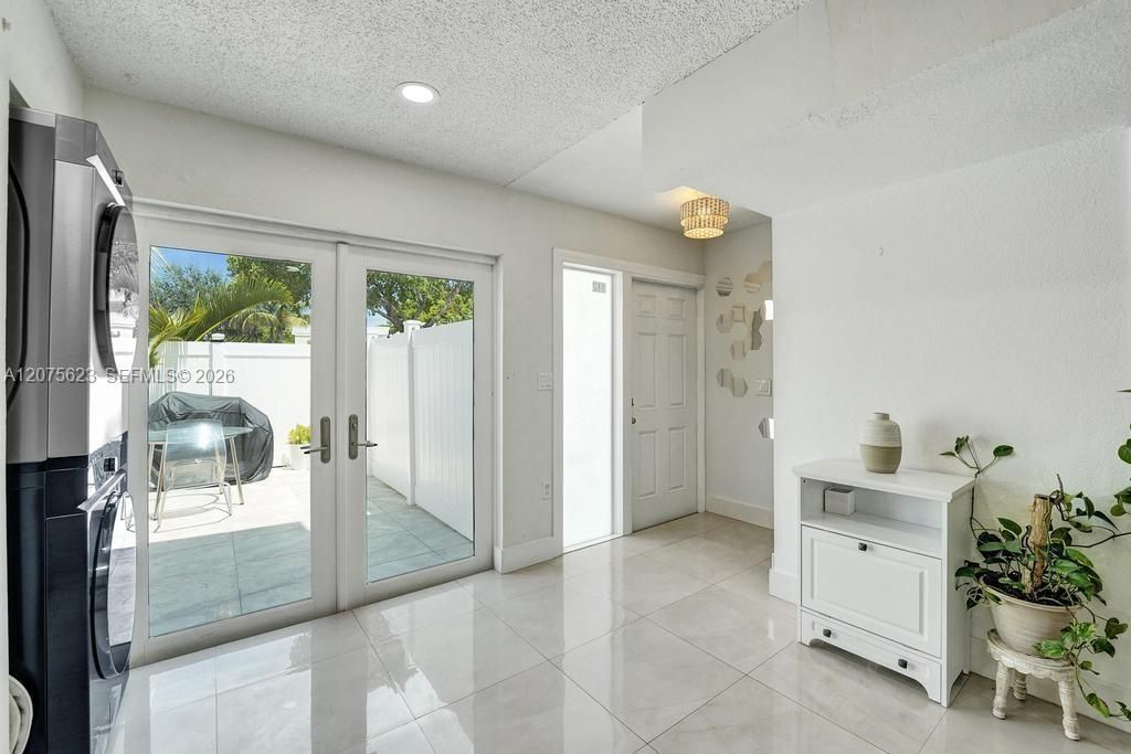 For Sale: $240,000 (2 beds, 1 baths, 1207 Square Feet)