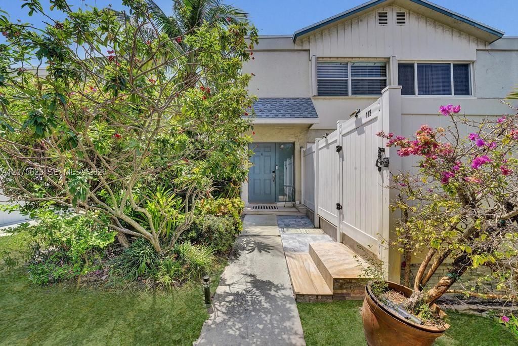 For Sale: $240,000 (2 beds, 1 baths, 1207 Square Feet)