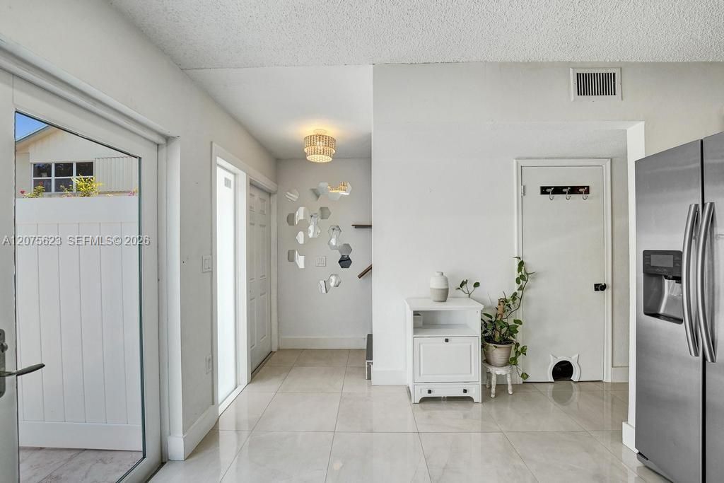 For Sale: $240,000 (2 beds, 1 baths, 1207 Square Feet)