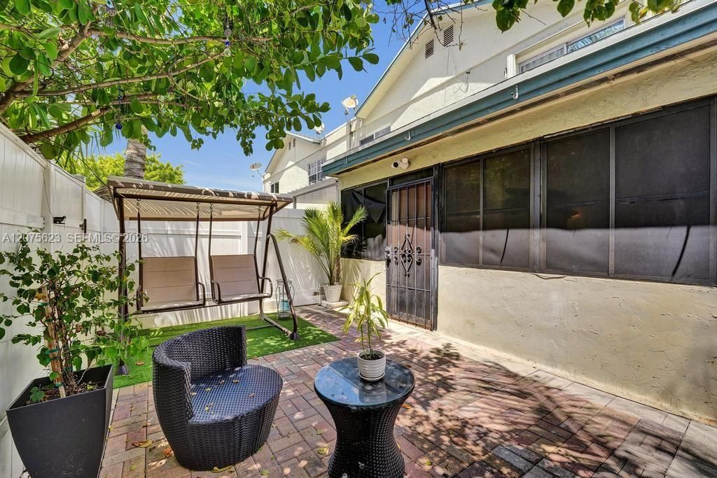 For Sale: $240,000 (2 beds, 1 baths, 1207 Square Feet)