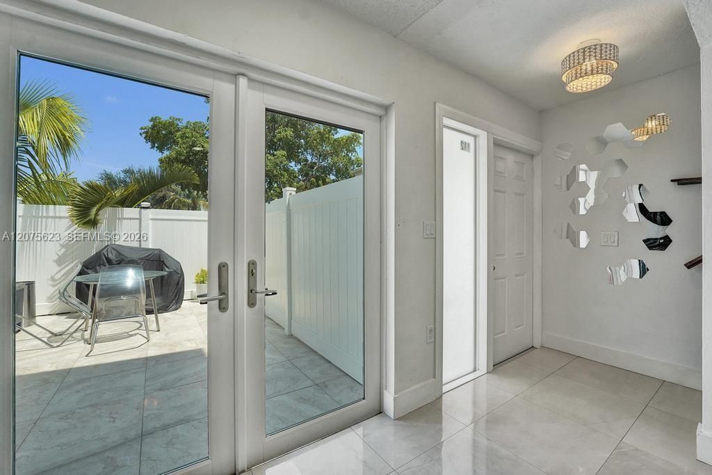 For Sale: $240,000 (2 beds, 1 baths, 1207 Square Feet)