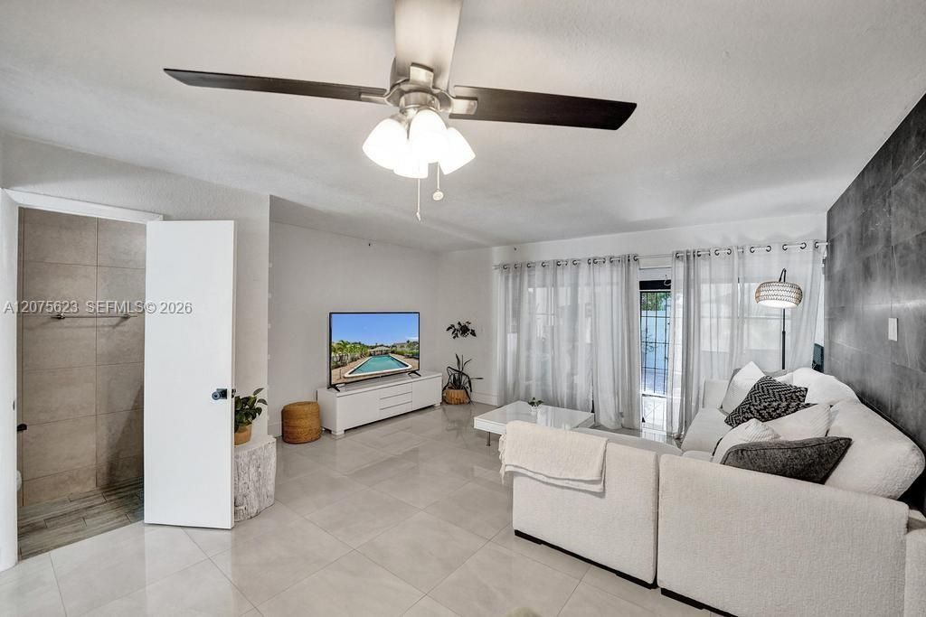 For Sale: $240,000 (2 beds, 1 baths, 1207 Square Feet)