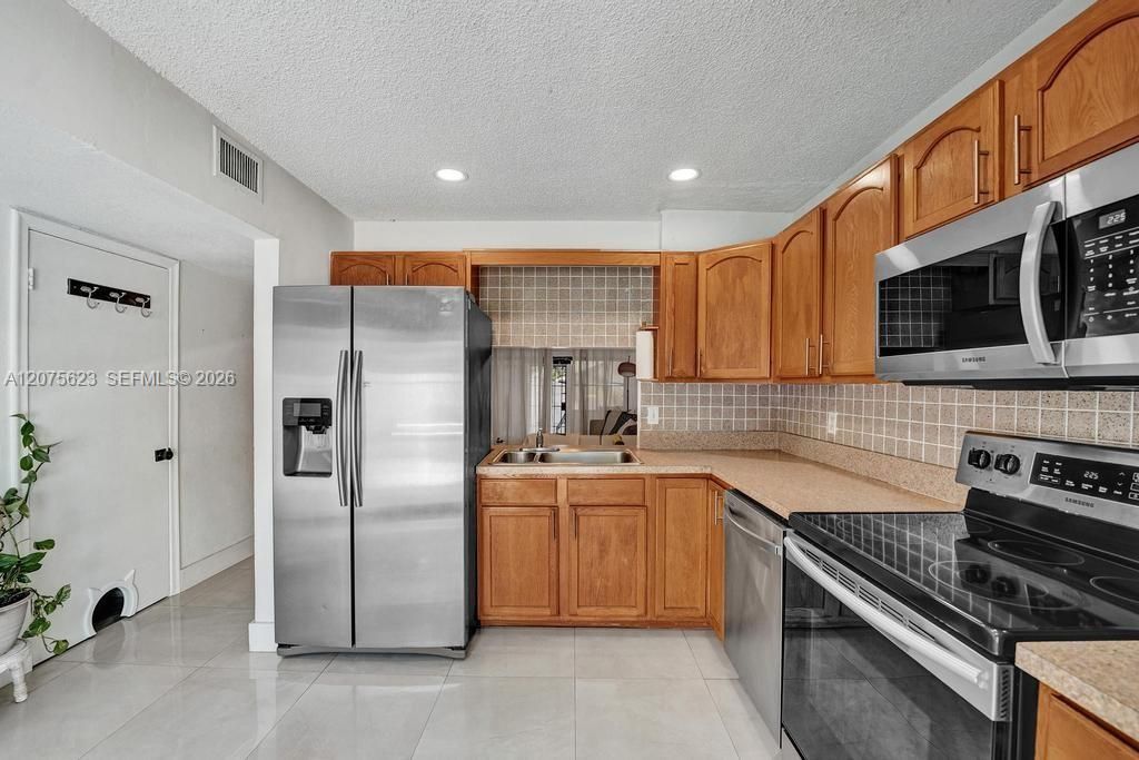 For Sale: $240,000 (2 beds, 1 baths, 1207 Square Feet)