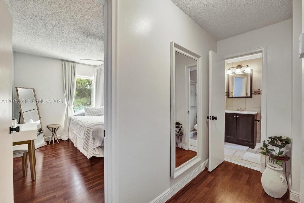 For Sale: $240,000 (2 beds, 1 baths, 1207 Square Feet)