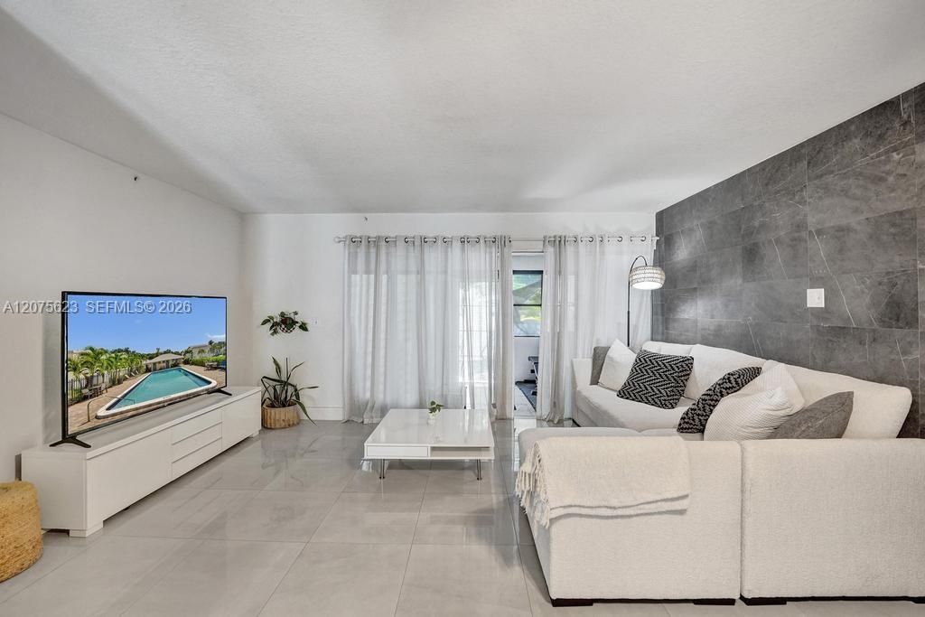 For Sale: $240,000 (2 beds, 1 baths, 1207 Square Feet)