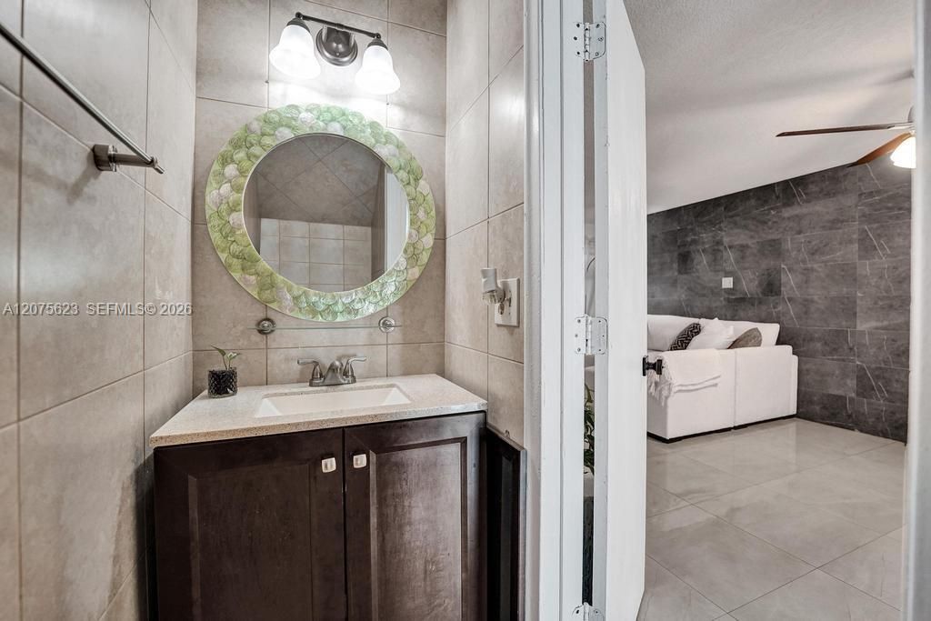 For Sale: $240,000 (2 beds, 1 baths, 1207 Square Feet)