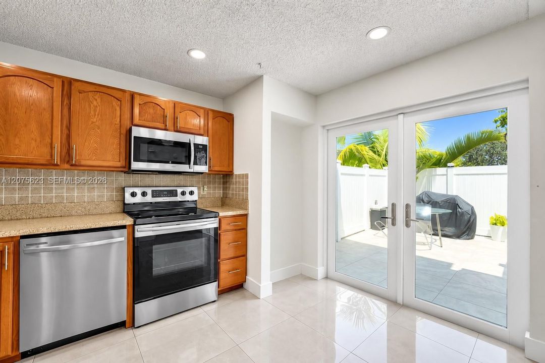 For Sale: $240,000 (2 beds, 1 baths, 1207 Square Feet)