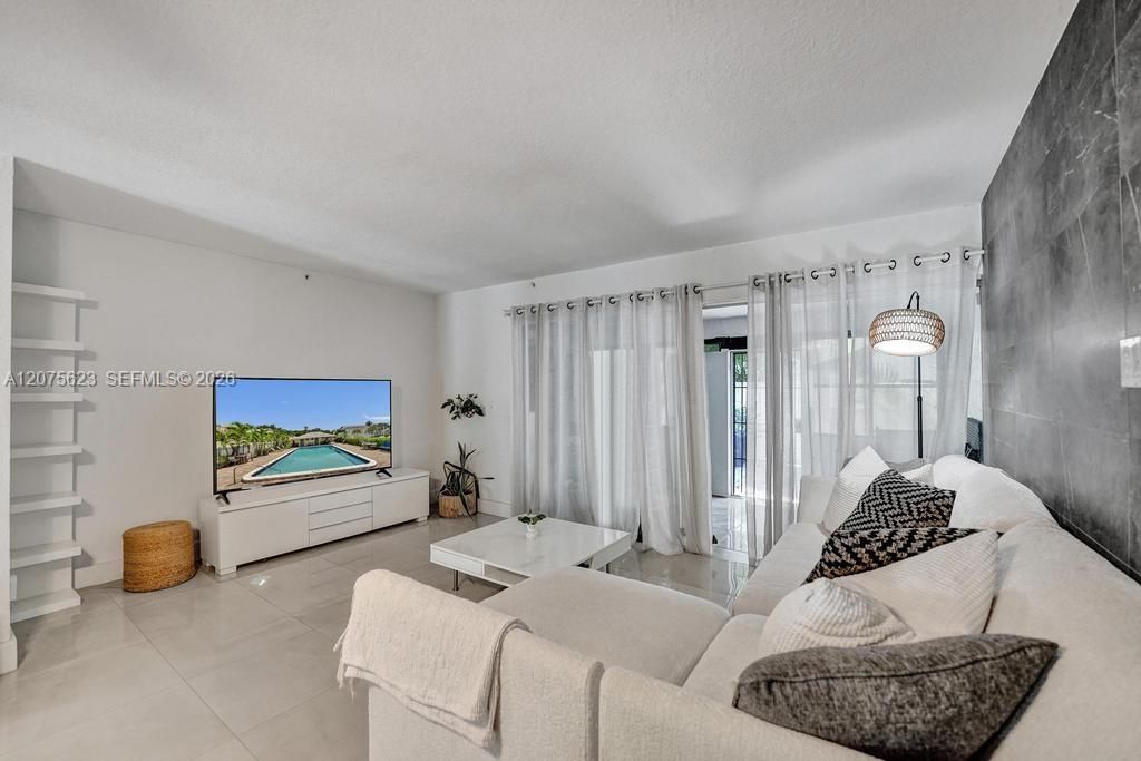 For Sale: $240,000 (2 beds, 1 baths, 1207 Square Feet)