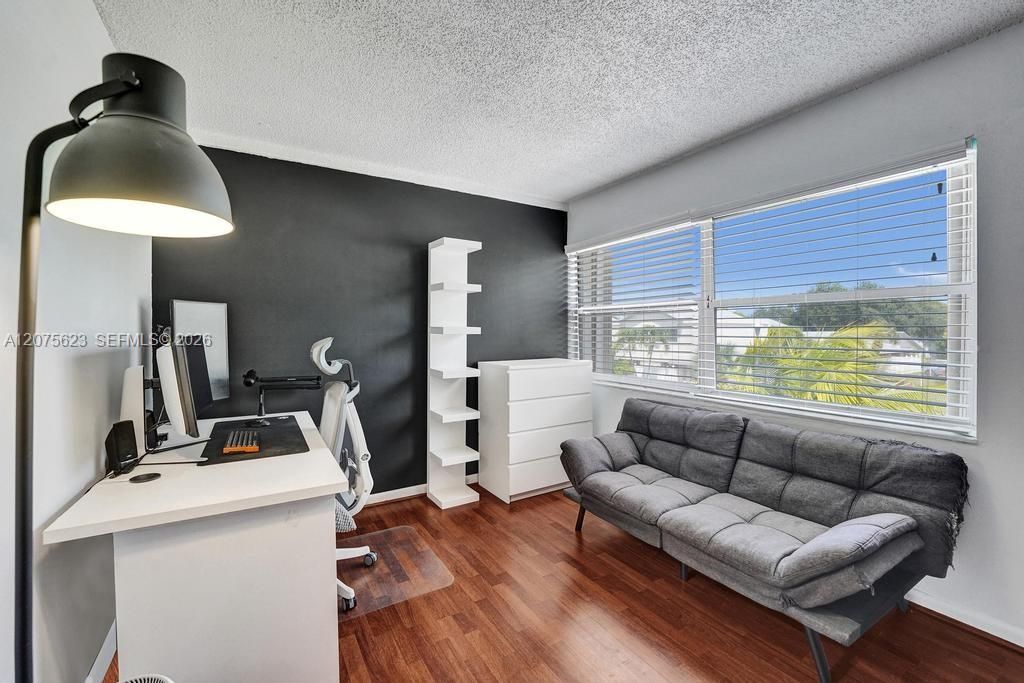 For Sale: $240,000 (2 beds, 1 baths, 1207 Square Feet)