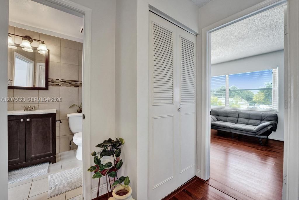 For Sale: $240,000 (2 beds, 1 baths, 1207 Square Feet)