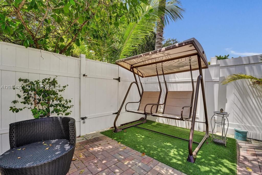 For Sale: $240,000 (2 beds, 1 baths, 1207 Square Feet)