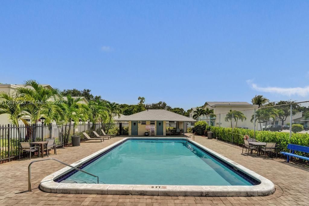 For Sale: $240,000 (2 beds, 1 baths, 1207 Square Feet)