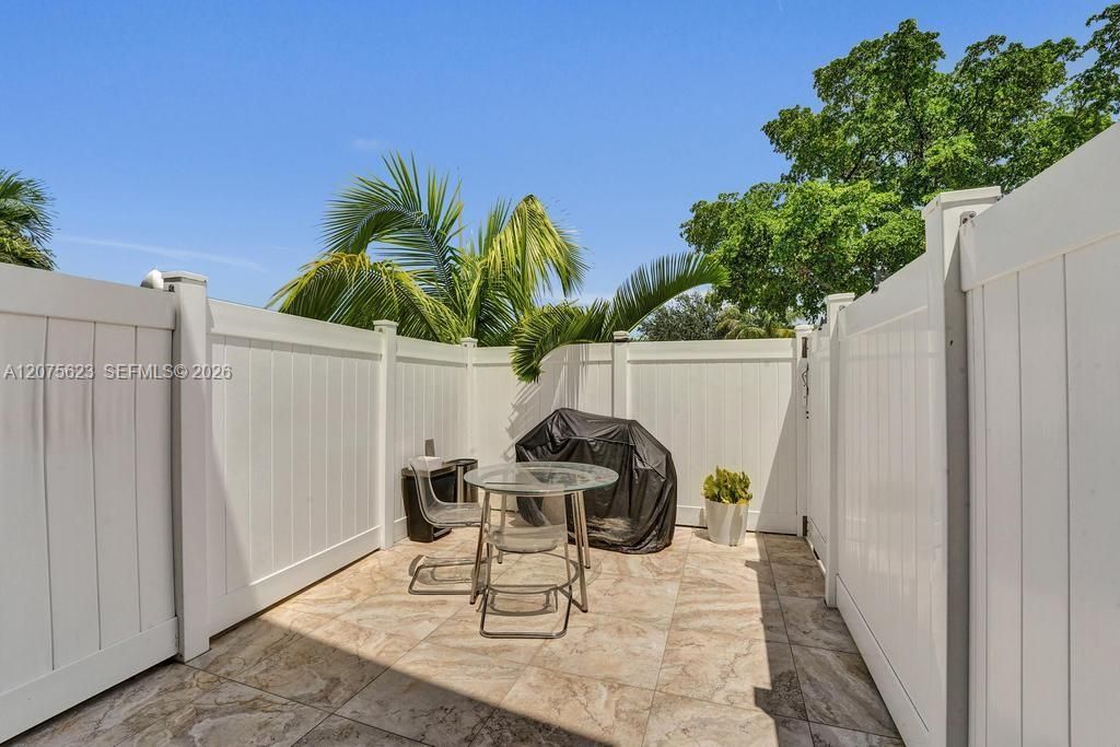 For Sale: $240,000 (2 beds, 1 baths, 1207 Square Feet)