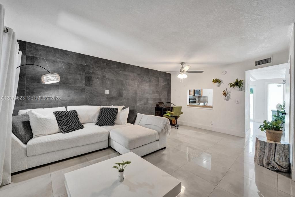 For Sale: $240,000 (2 beds, 1 baths, 1207 Square Feet)