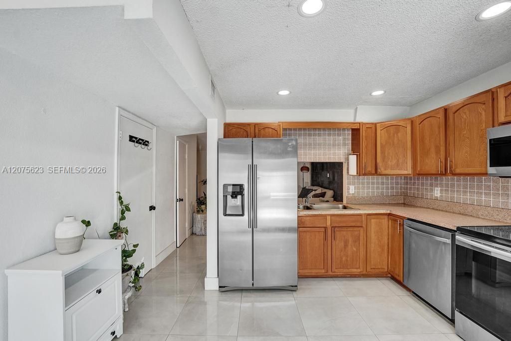 For Sale: $240,000 (2 beds, 1 baths, 1207 Square Feet)